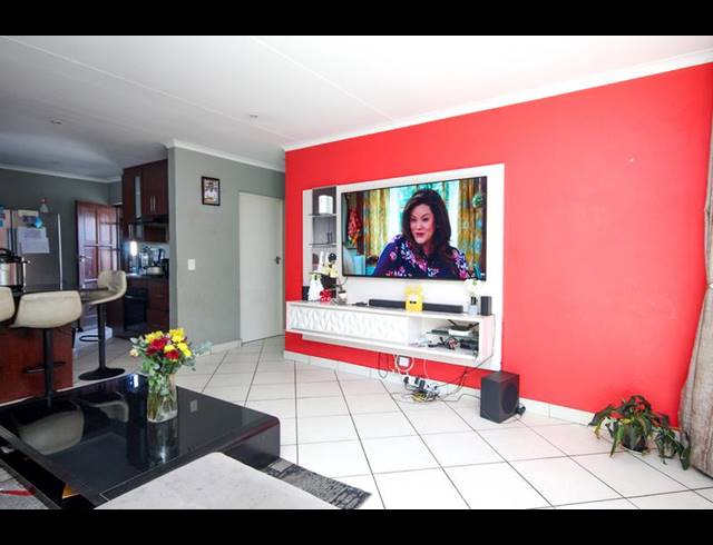 3 BEDROOM TOWNHOUSE FOR SALE IN THATCHFIELD